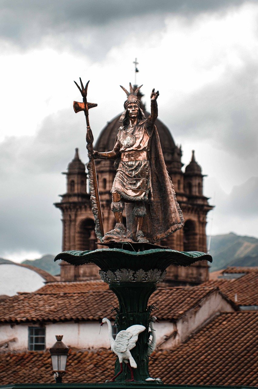 estatua inca cusco